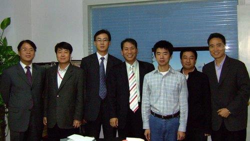 他是雷军的一大劲敌，初中毕业做过搬运工，如今身价过百亿